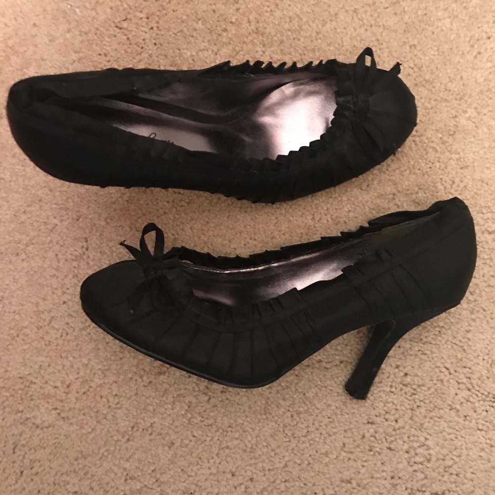 Women’s size 10 black pumps
